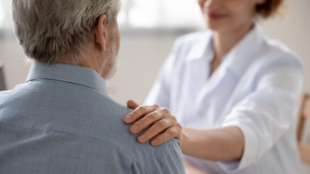 Adultos mayores y jóvenes compartiendo actividades culturales que refuerzan la salud mental