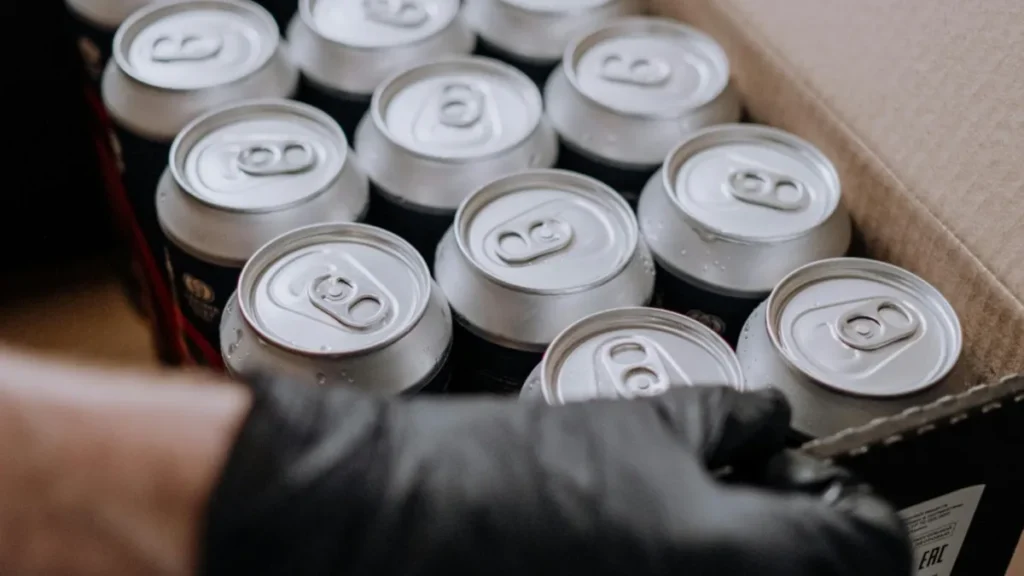 La OMS solicita aumentar los impuestos a las bebidas alcohólicas y azucaradas para proteger la salud pública mundial