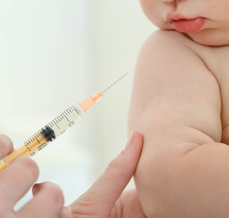 Neonatólogos del Ecuador advierten sobre la importancia de mantener la actitud pro-vacunas
