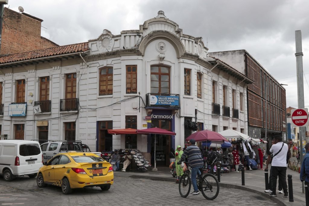 Centro de salud mental y cuidado infantil funcionando en un mercado municipal de Cuenca