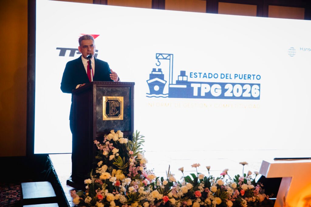 Grúas portuarias del Terminal Portuario de Guayaquil operando contenedores en muelle con buque carguero atracado
