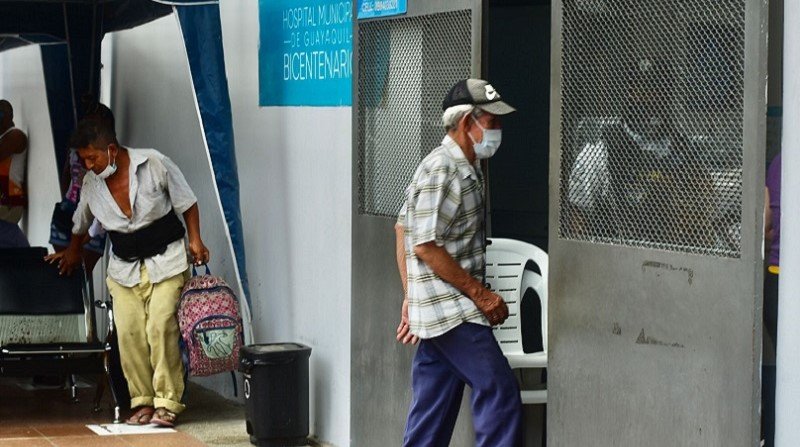 Pacientes respiratorios esperando atención médica en el hospital del IESS tras el Carnaval."