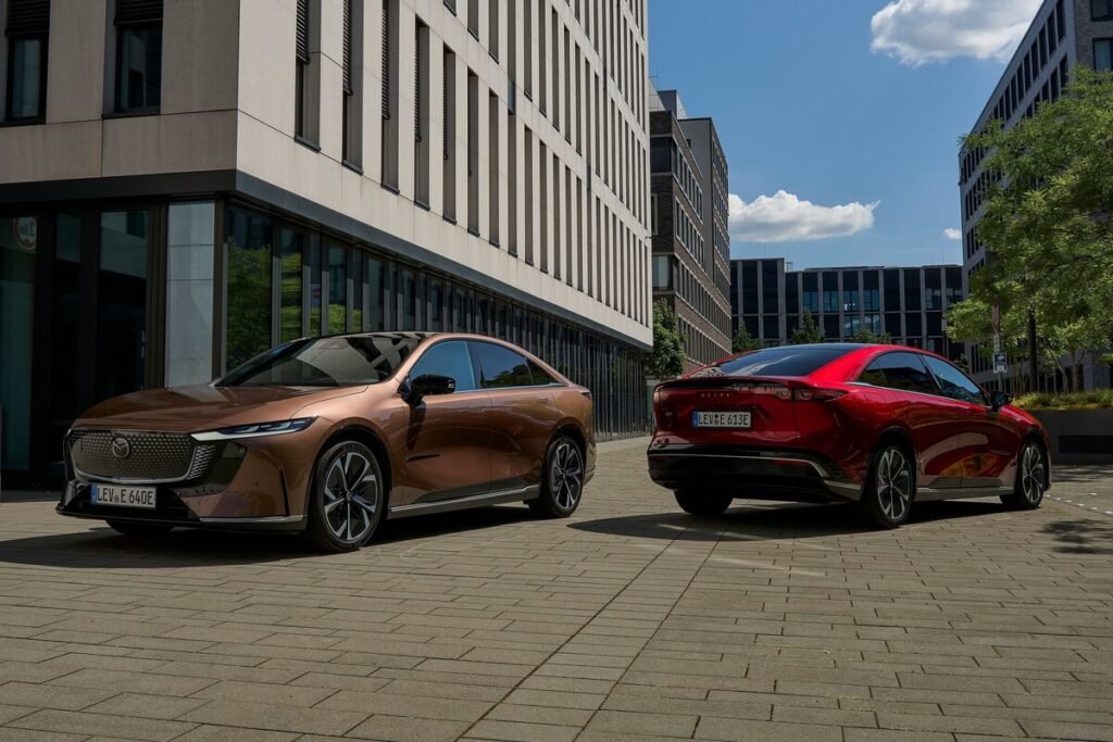 Berlina Mazda 6e EREV circulando por una carretera europea bajo la nueva normativa de emisiones 2026.