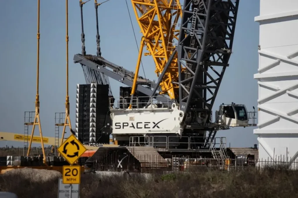 Representación de la nave Starship aterrizando para establecer la presencia humana en la Luna de forma permanente.