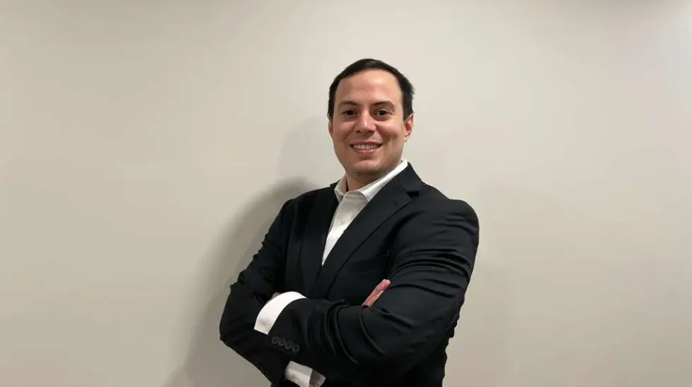 Retrato de Omar Paladines, fundador de la Olimpiada Informática Ecuatoriana y gerente senior en Microsoft.