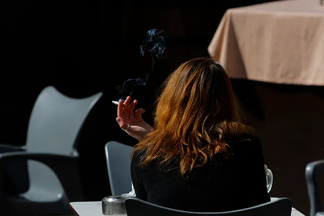 Investigación genética revela vínculo con menor adicción al tabaco.