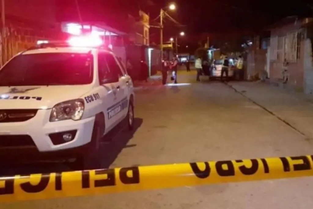 Dos jóvenes baleados durante un velorio en Guayaquil tras ataque armado en la calle 38 y callejón Maldonado.