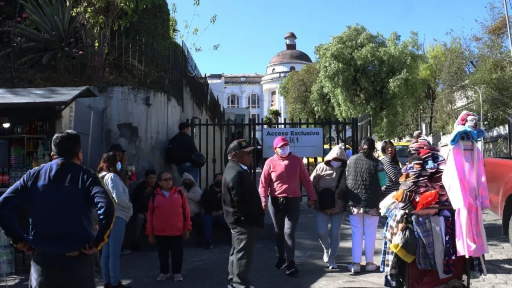 Personas a las afueras de un Hospital Público