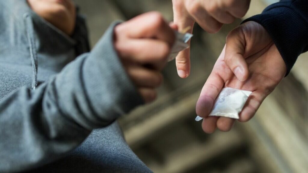Adolescentes obligados a vender droga en una vivienda de La Argelia, sur de Quito, durante un operativo policial