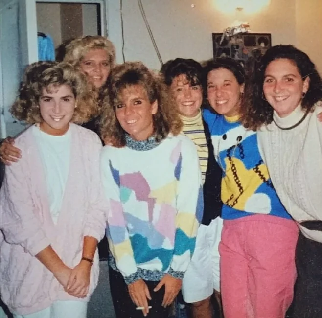Jóvenes de los años 80 comparados con jóvenes actuales, mostrando diferencias en la apariencia y envejecimiento.