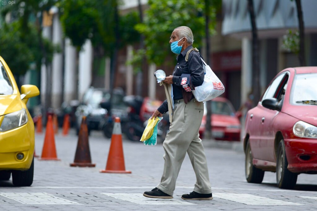 Envejecer sin pensión en Ecuador: trabajar después de los 65 para no caer en pobreza