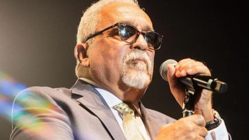 Willie Colón en un concierto, imagen representativa de su trayectoria musical.