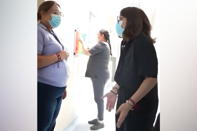 Vicepresidenta María José Pinto durante visita al centro de salud de San Antonio de Pichincha en Quito