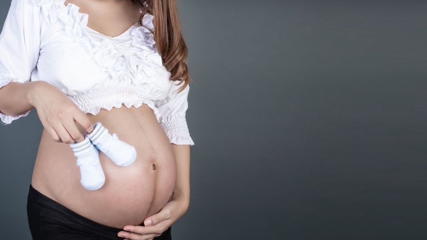 Niña ecuatoriana reflejando tristeza, simbolizando el impacto del embarazo infantil y la violencia en la salud mental.
