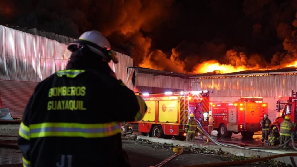 Voraz incendio consume una fábrica de ensamblaje de motos en el Guasmo Norte, en Guayaquil