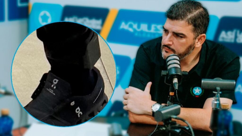 Aquiles Alvarez junto a representación de su grillete electrónico tras informe del SNAI sobre alertas registradas