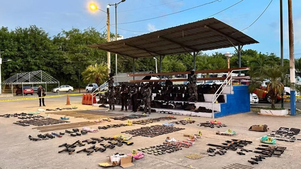 Caletas subterráneas en Playa Prieta con armas, explosivos y municiones decomisadas por el Bloque de Seguridad.