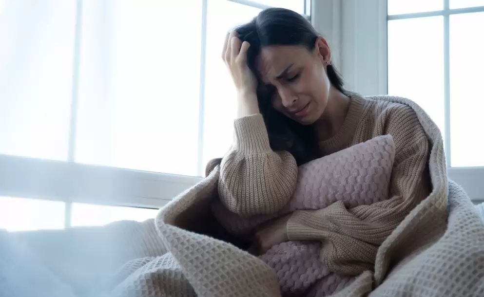 Persona meditando en un entorno natural, representando la salud mental y el bienestar emocional.