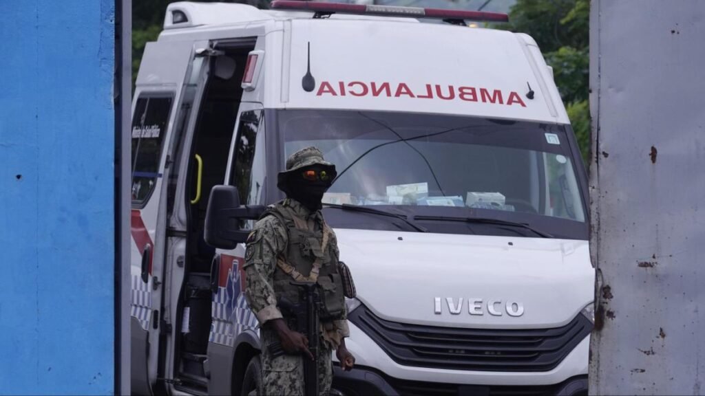 Crisis de tuberculosis en Penitenciaría en Guayaquil con ambulancias y traslado de presos desde el penal.