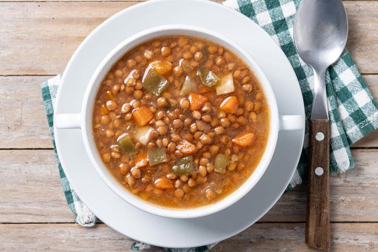 lato de lentejas humeante con verduras frescas, resaltando los beneficios nutricionales de las lentejas.