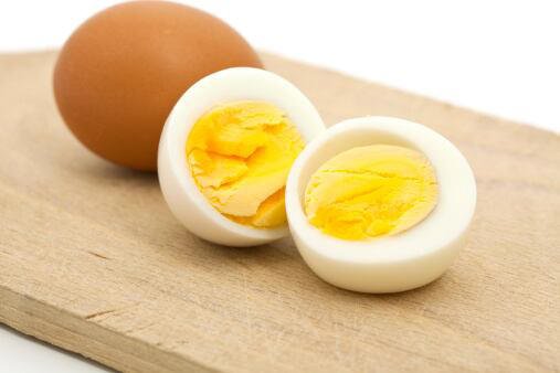 Huevos frescos listos para ser consumidos y disfrutar de sus beneficios nutricionales.