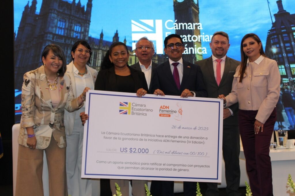 Equipo directivo de Grupo Entregas en presentación de ADN Femenino V Edición para emprendimientos liderados por mujeres en Quito Ecuador