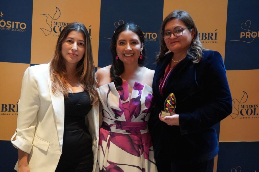 Liliana Zuluaga CEO de Ecuabet recibiendo reconocimiento por liderazgo empresarial e inclusión de género de Mujeres Colibrí