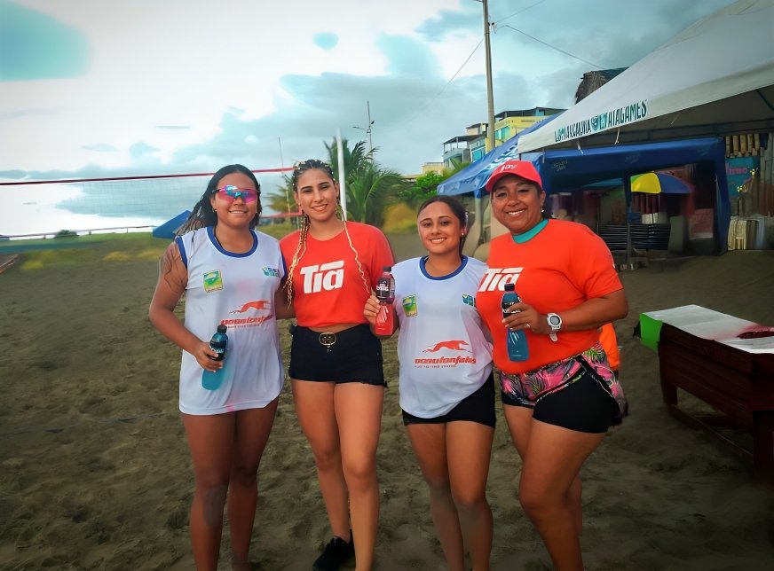 Familia ecuatoriana disfrutando del feriado de Carnaval en Ecuador en playa de Santa Elena con sombrillas y protección solar