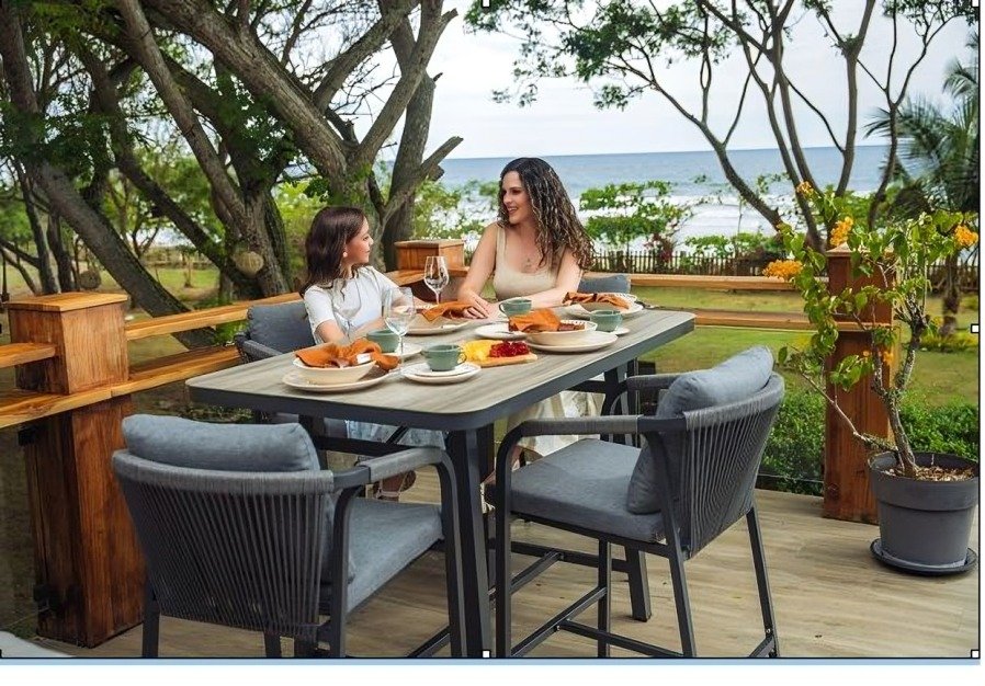 Muebles de exterior de Colineal Outdoor en terraza moderna con estilo contemporáneo