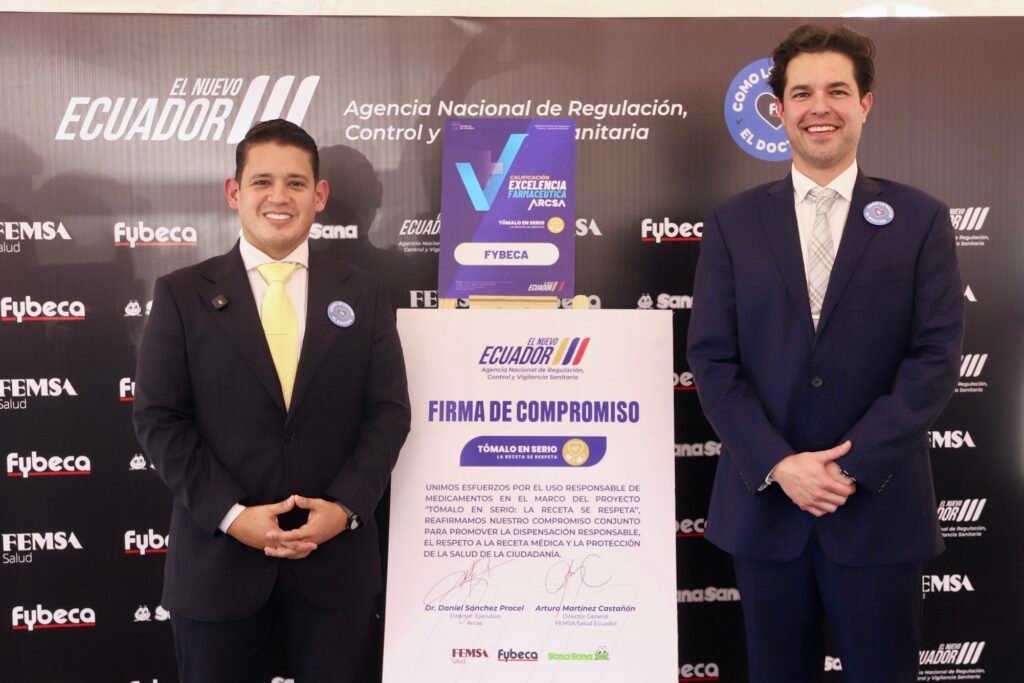 Directivos de ARCSA y FEMSA Salud formalizando la adhesión a la Certificación de Excelencia Farmacéutica en Quito.