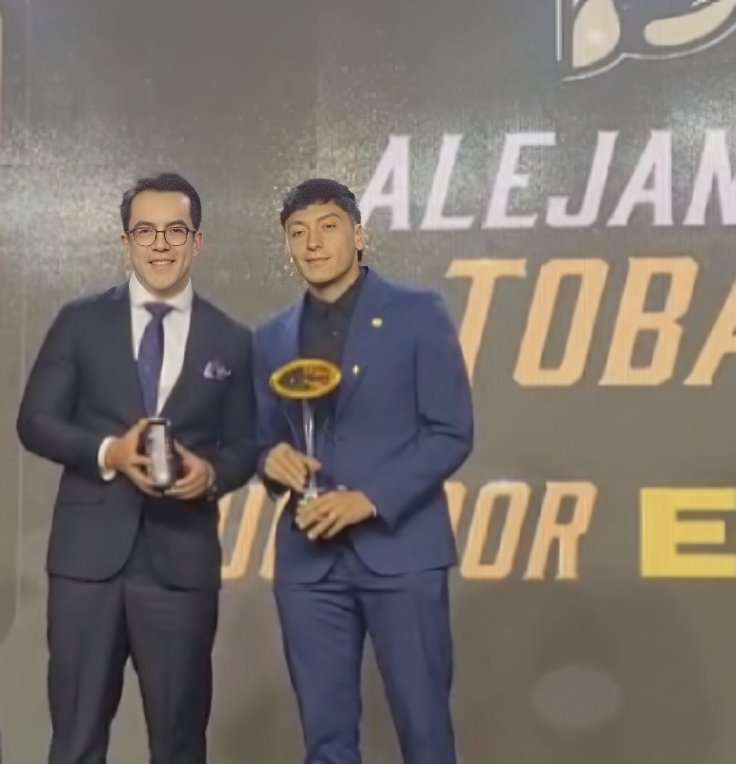 Patricio Jaramillo gerente Marketing Ecuabet entrega premio Alejandro Tobar jugador Deportivo Cuenca gala El Pro