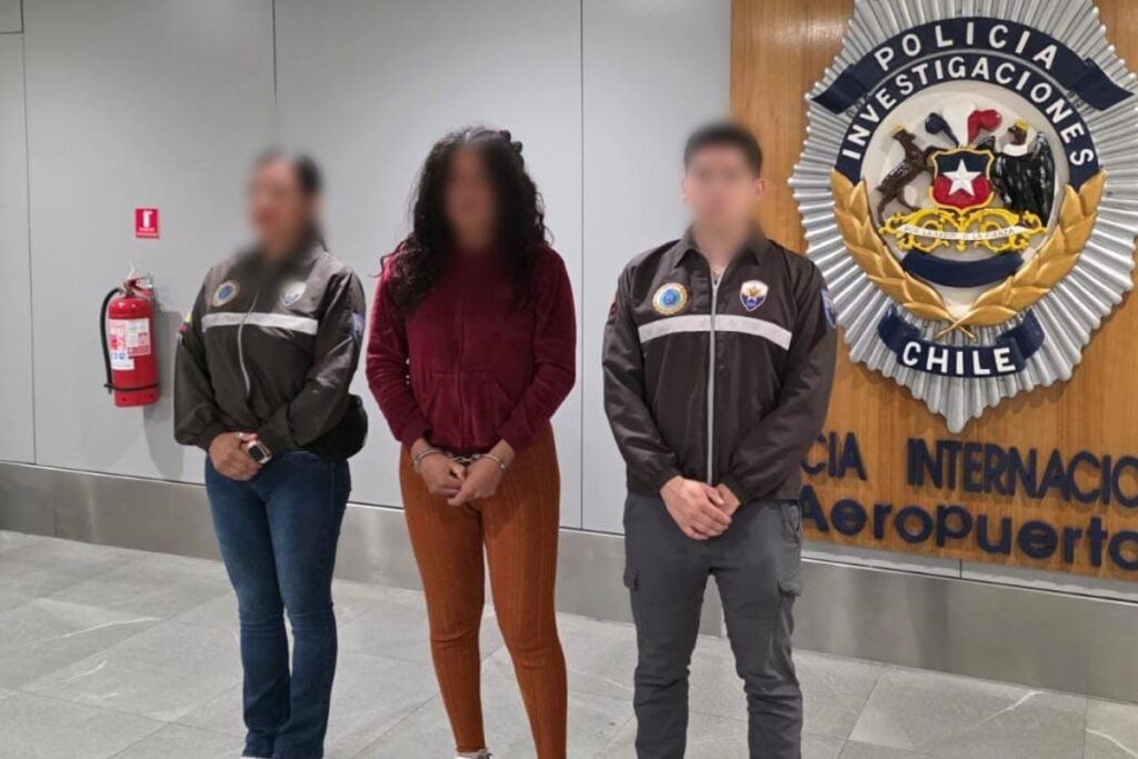 Extraditan a Ecuador a mujer investigada por supuesta explotación sexual de menores