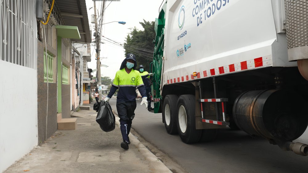 Trabajadores uniformados Consorcio Urvaseo recolección desechos sólidos durante operativo limpieza calles Guayaquil Ecuador