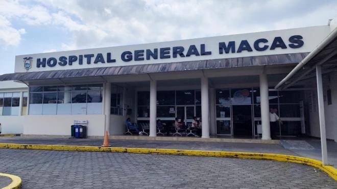 Personal médico atendiendo emergencias en un centro de salud durante el feriado de Carnaval.