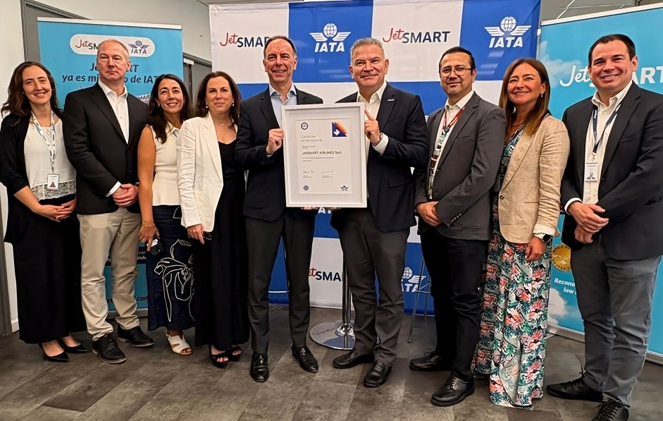 Ejecutivos de JetSMART Airlines en ceremonia de ingreso como miembro de IATA en Santiago de Chile