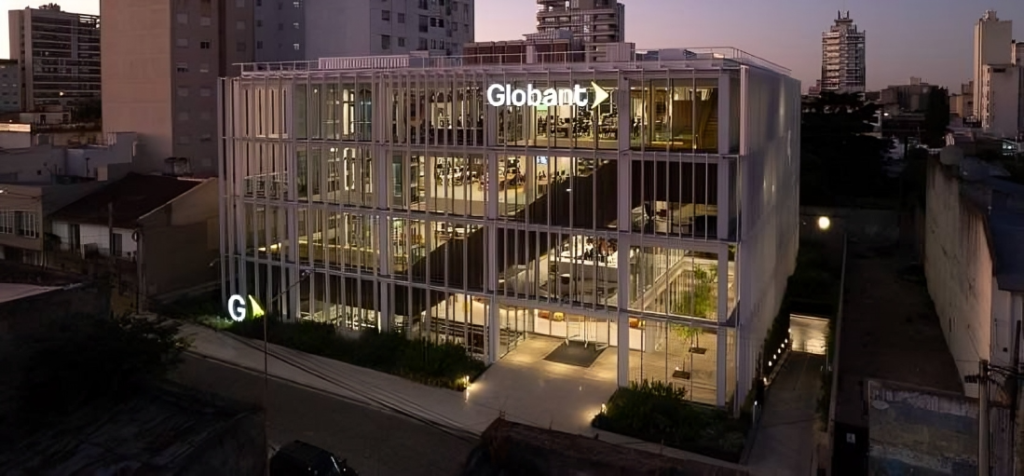 Logotipo de Globant junto a los sellos de Líder en Experience Build Services y Experience Design de IDC MarketScape 2025.
