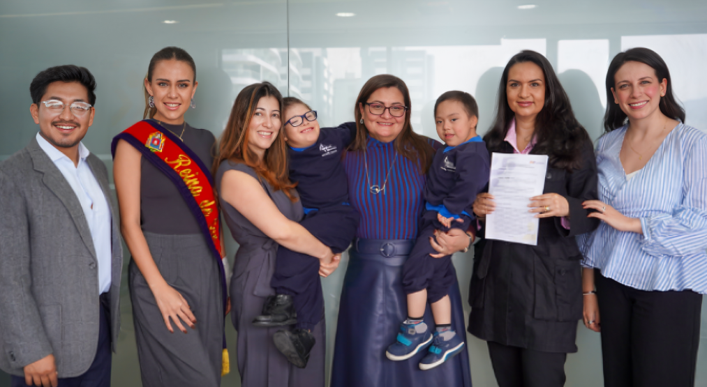 Firma del convenio entre la Fundación Prosperar Salud y la Fundación Reina de Quito, con María Emilia Sánchez y Liliana Zuluaga.