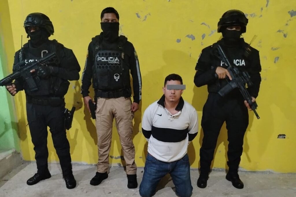 Operativo contra Los Lobos en siete ciudades con varios detenidos bajo custodia policial.