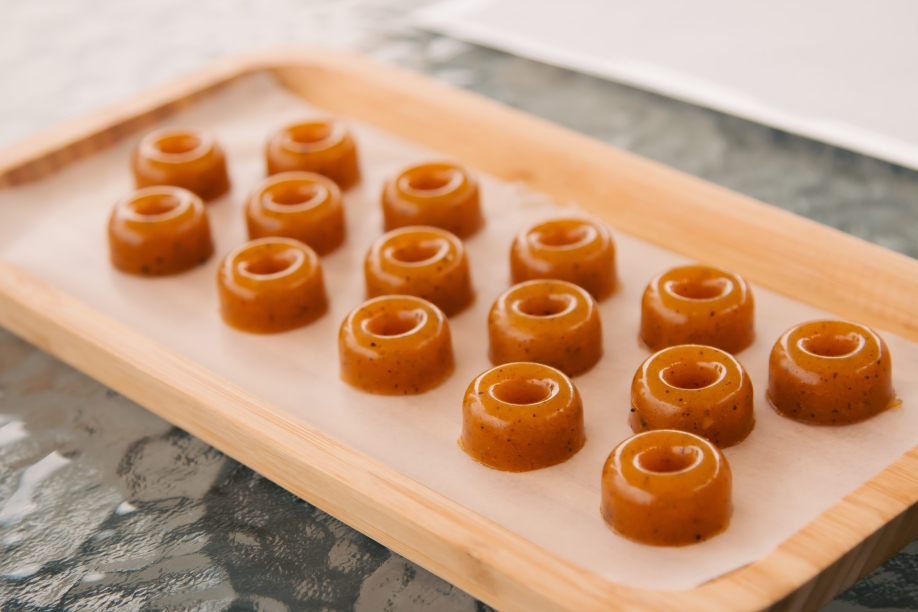 Prototipo de gomitas de colores hechas de pescado, presentadas en un plato, como innovación contra la desnutrición infantil.