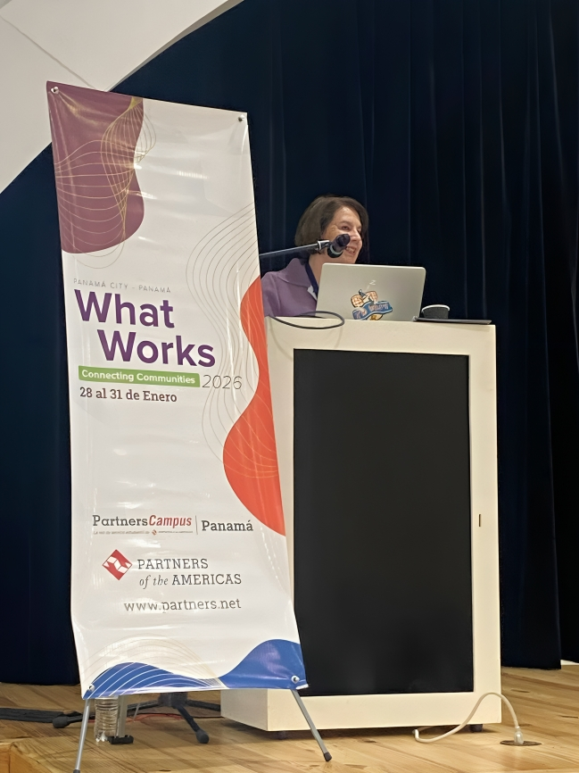 Rosalía Arteaga, expresidenta de Ecuador, hablando en el podio durante la conferencia What Works 2026 en Ciudad del Saber, Panamá.