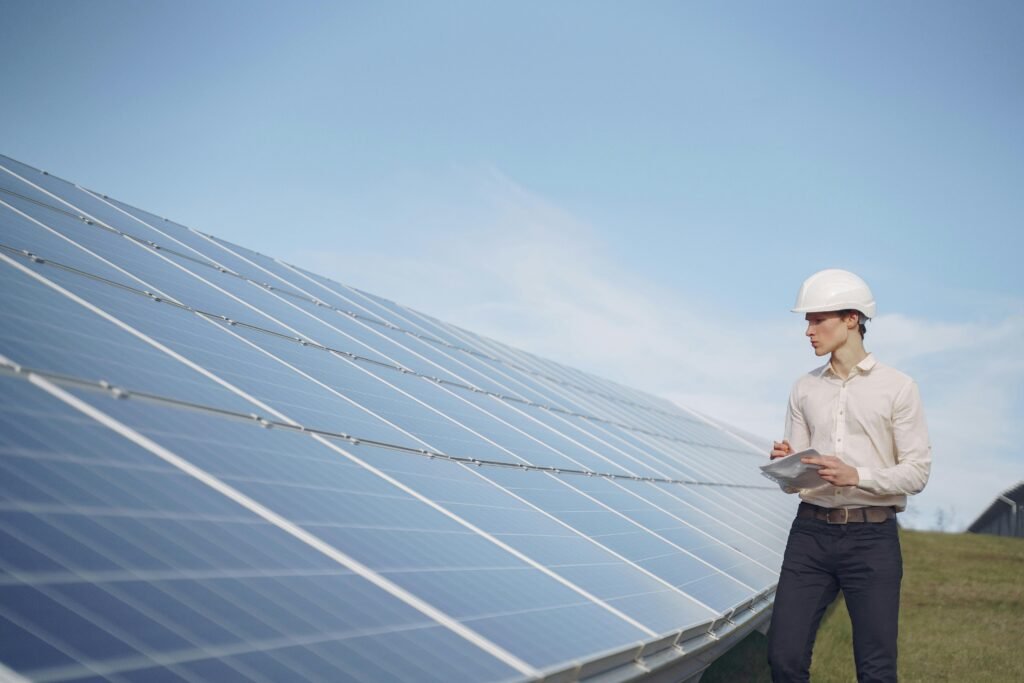 Planta de energía fotovoltaica instalada en un complejo industrial ecuatoriano para garantizar resiliencia energética.