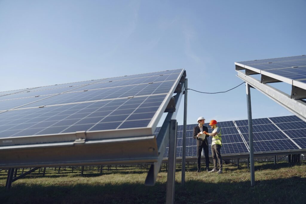 Planta de energía fotovoltaica instalada en un complejo industrial ecuatoriano para garantizar resiliencia energética.