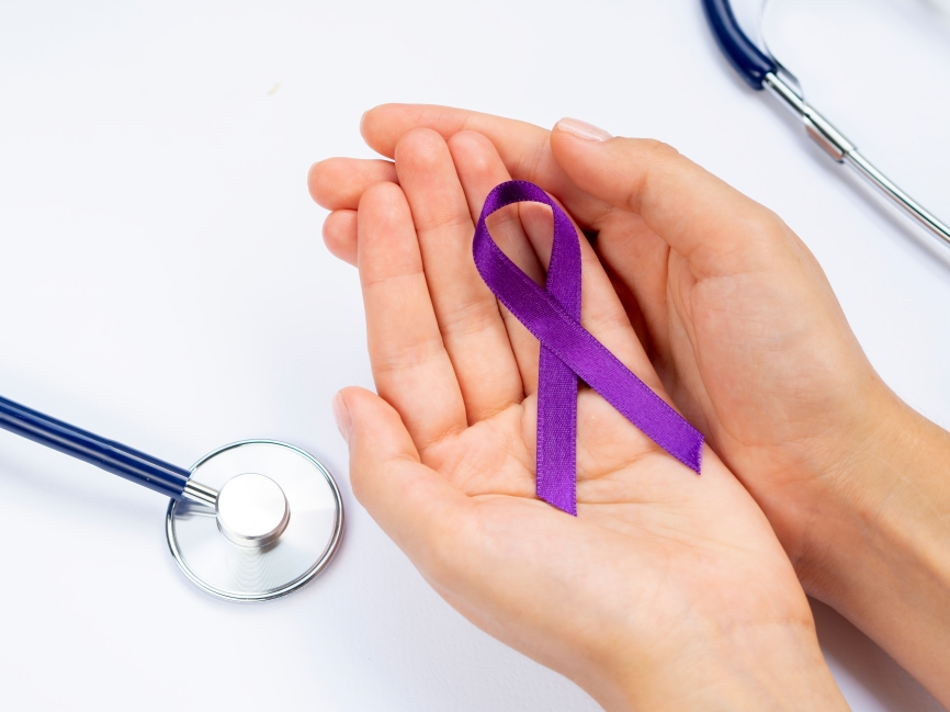Médico y paciente revisando juntos los resultados de una mamografía o estudio de detección temprana de cáncer.