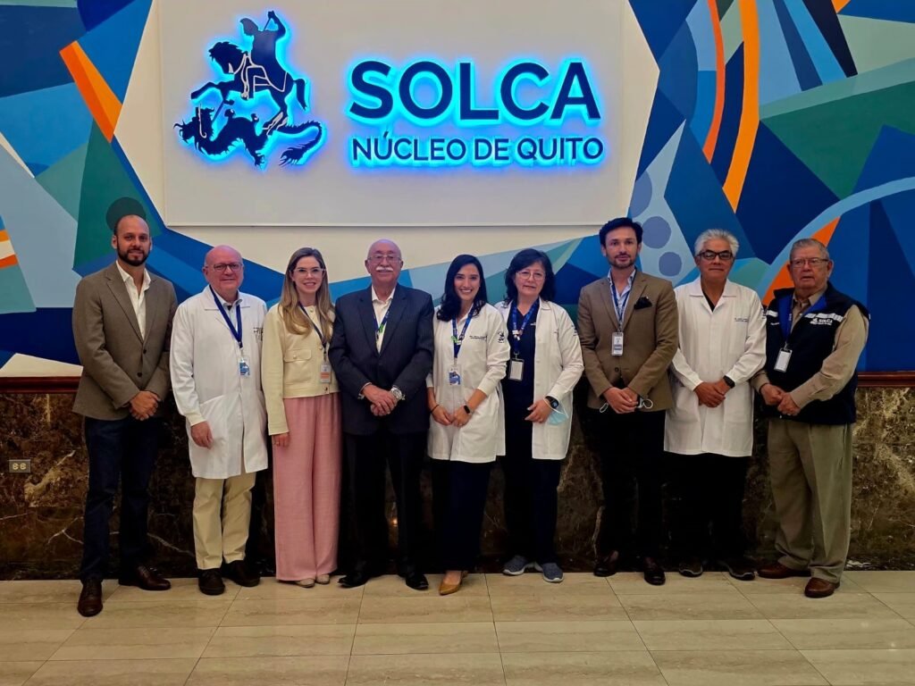 En la fotografía, de izquierda a derecha: Manuel Pineda, Director Médico de Roche; Marcos Di Stefano, Jefe de Apoyo Diagnóstico de SOLCA Quito; Aziza Maklouf, Líder del Equipo de Oncología de Roche; Jorge Cevallos Presidente de SOLCA Quito; Cecilia Carrión, Coordinadora de Patología de SOLCA Quito; Tania Soria, Jefe de Oncológica Clínica de SOLCA Quito; Diego Ponce, Director de Estrategia de Roche; Henry Caballero Director Médico de SOLCA Quito y Benjamín Núñez, Director Administrativo Financiero SOLCA Quito.