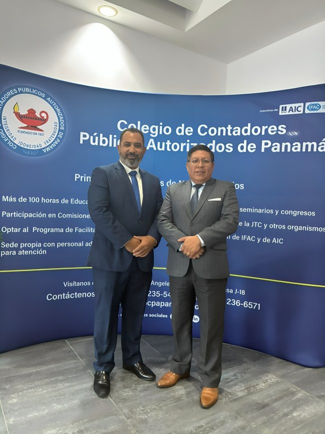 Marco Daqui y Luis Castro firman acuerdo de cooperación internacional para contadores ecuatorianos entre Ecuador y Panamá