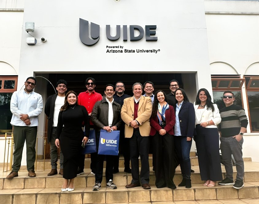 Equipo directivo de Imptek y autoridades de la UIDE durante visita institucional sobre colaboración en construcción Ecuador