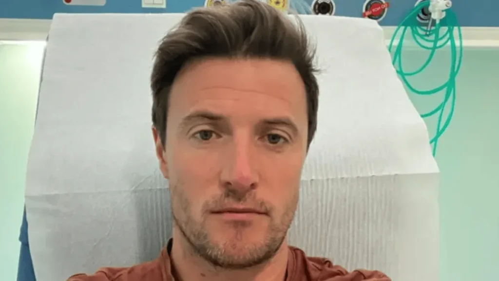 Hombre alertando sobre los riesgos del VPH en hombres después de superar un cáncer de lengua.