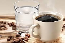 Taza de café y vaso de agua, control del azúcar en sangre.