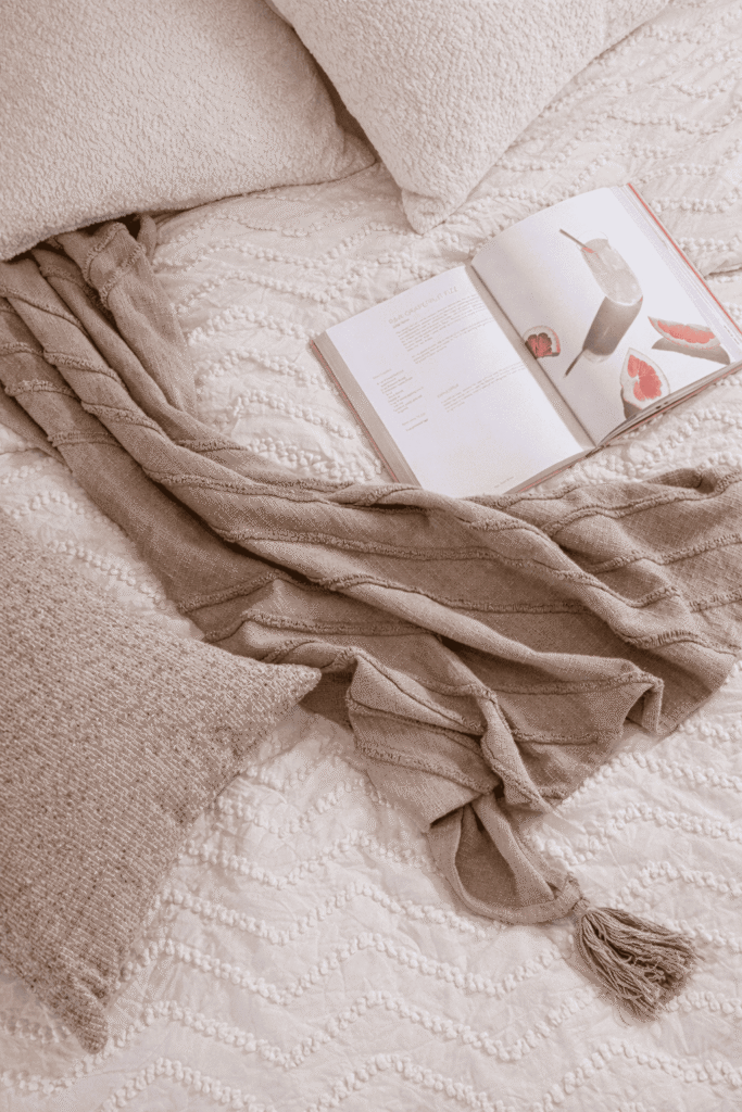 Colección Bennet de Colineal con edredones y sábanas en tonos neutros para un dormitorio sereno
