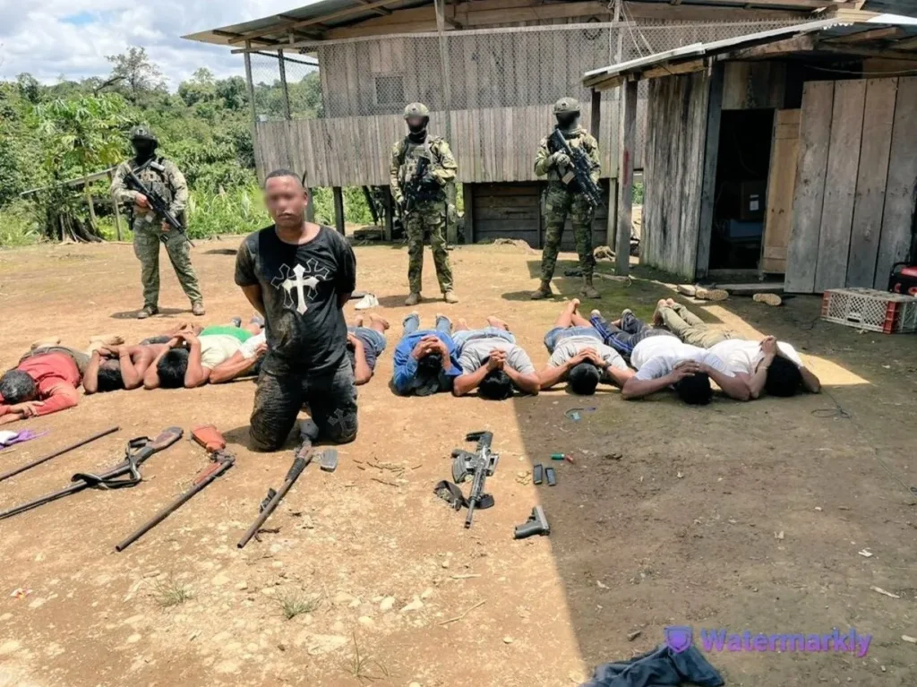 Ejército captura en Esmeraldas a alias Camilo durante operativo militar en vivienda clandestina
